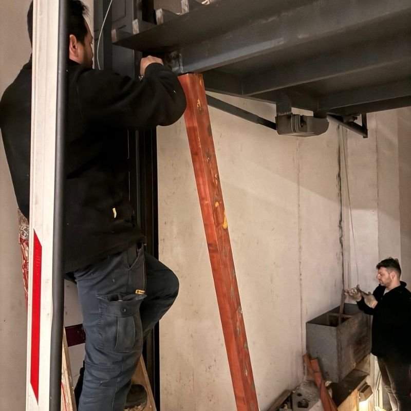 Cambio de lingas y ajuste general en portón levadizo. Sustitución de lingas y ajuste general del portón levadizo para mejorar su funcionamiento. Trabajo realizado por HERREELEC.